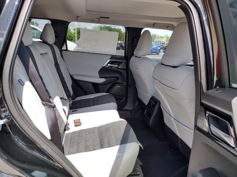 New 2025 Mitsubishi Outlander SE image 11