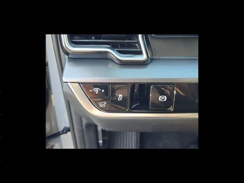 Used 2025 Kia Sportage SX image 16