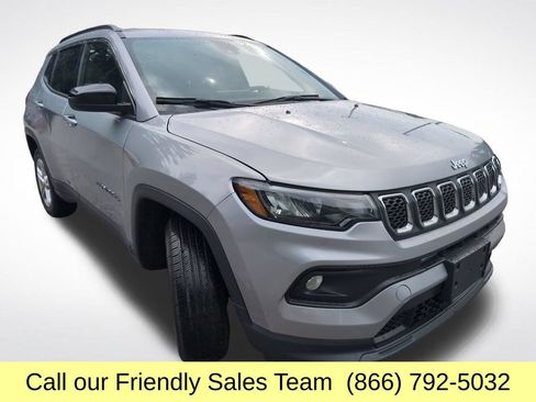 Used 2024 Jeep Compass Latitude AWD/4WD image 8