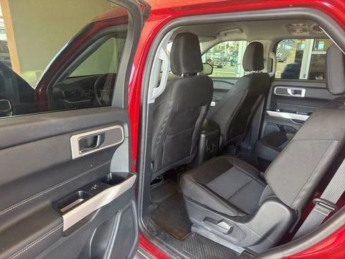 Used 2024 Ford Explorer XLT RWD image 7