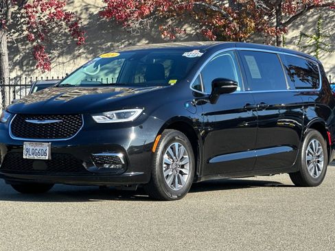 Used 2024 Chrysler Pacifica Select image 9