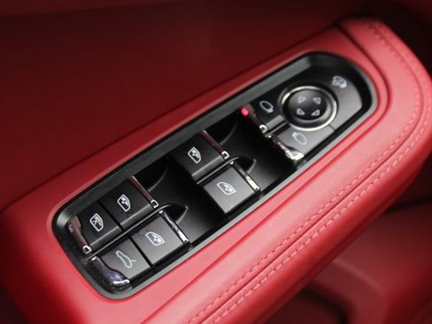 Used 2025 Porsche Macan image 19