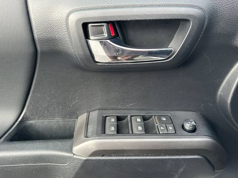 Used 2019 Toyota Tacoma TRD Sport w/ Technology Package RWD image 13