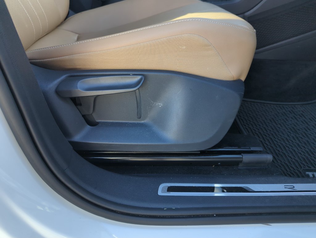 Certified 2024 Volkswagen Tiguan SE R-Line FWD image 39