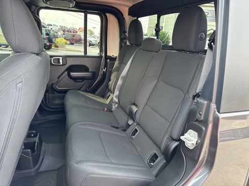 Used 2023 Jeep Gladiator Willys image 20
