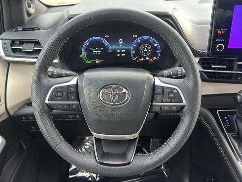 Used 2025 Toyota Sienna Platinum AWD/4WD image 29