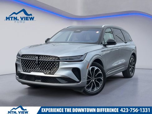 Used 2024 Lincoln Nautilus Reserve image 1