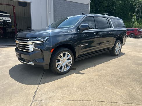 Used 2022 Chevrolet Suburban High Country w/ Premium Package AWD/4WD image 7