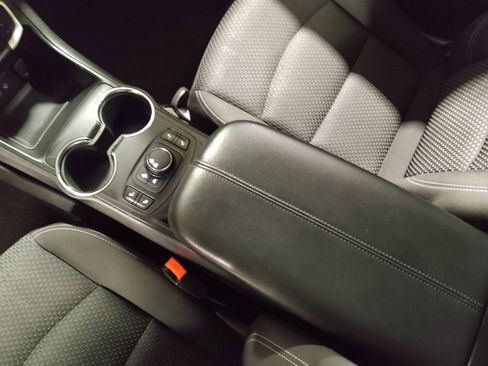 Used 2022 GMC Terrain SLE w/ Driver Convenience Package FWD image 26