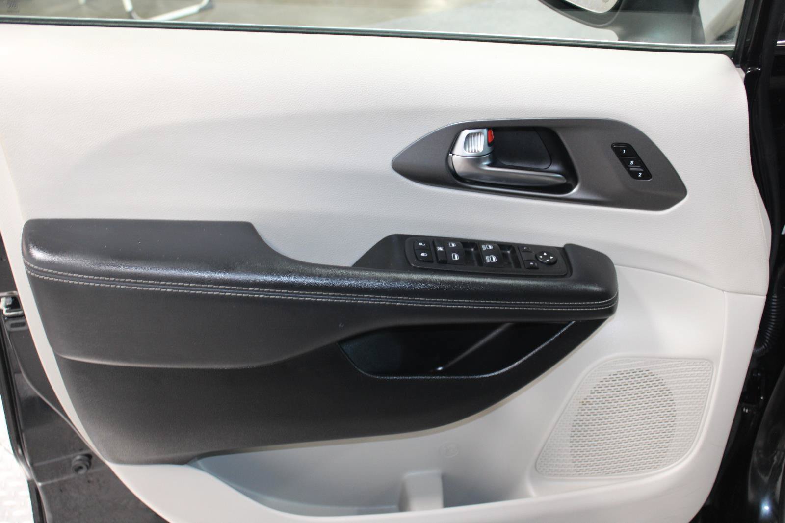 Used 2023 Chrysler Pacifica Touring-L FWD image 26