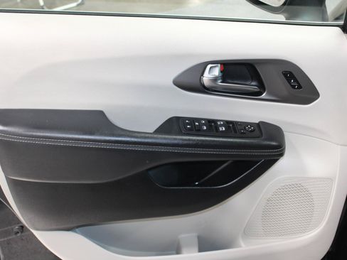 Used 2023 Chrysler Pacifica Touring-L FWD image 26