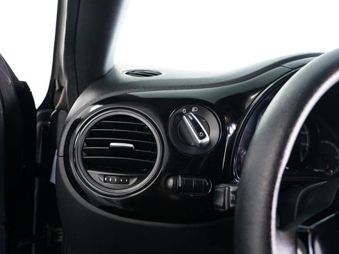 Used 2017 Volkswagen Beetle 1.8T FWD image 22