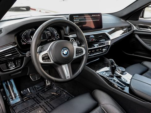 Used 2022 BMW 530e w/ M Sport Package RWD image 2