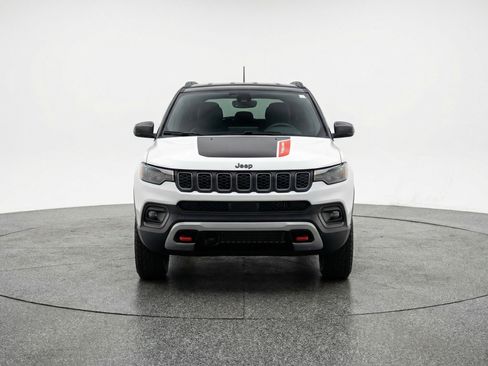 Used 2025 Jeep Compass Trailhawk AWD/4WD image 2