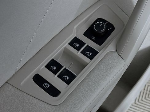 Used 2022 Volkswagen Tiguan SE w/ Panoramic Sunroof Package image 17