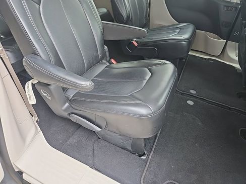 Used 2024 Chrysler Pacifica Touring-L FWD image 70