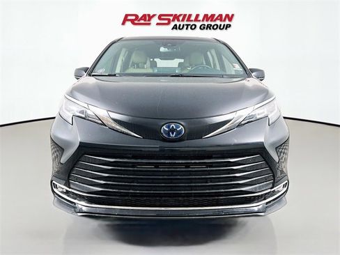 Used 2021 Toyota Sienna XLE image 2