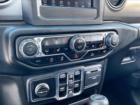 Used 2021 Jeep Gladiator Sport AWD/4WD image 23