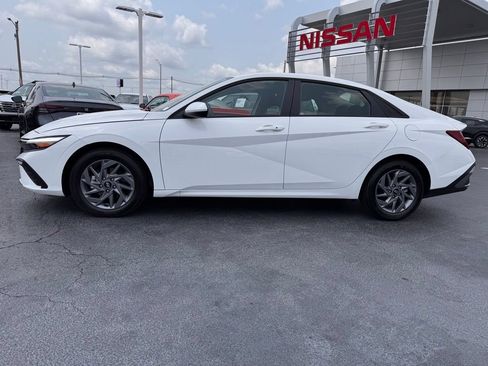 Used 2026 Hyundai Elantra Hybrid FWD image 2