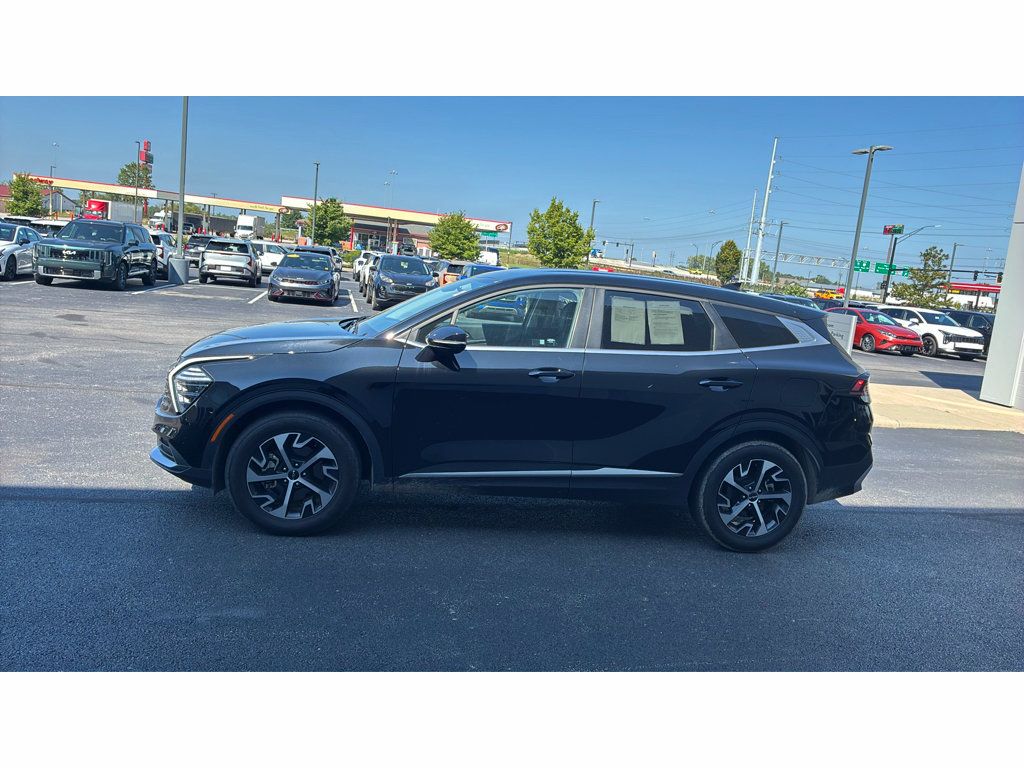 Used 2025 Kia Sportage EX FWD image 4