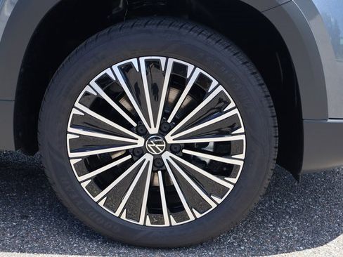 Certified 2025 Volkswagen Taos SE image 9