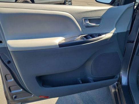 Used 2018 Toyota Sienna LE w/ Carpet Mat Package image 20
