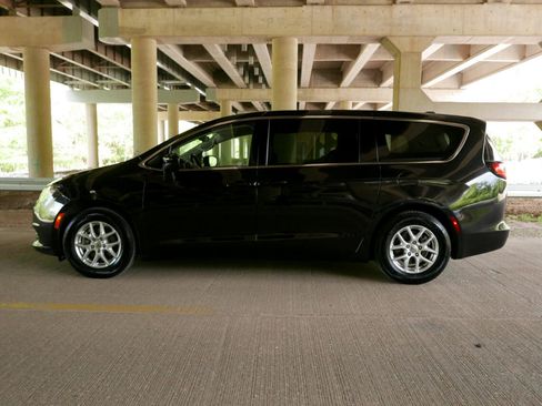 Used 2022 Chrysler Voyager LX image 23