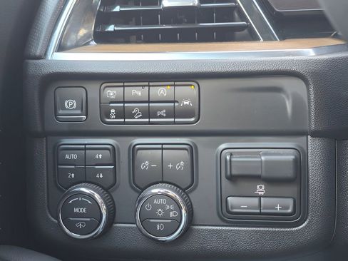 Used 2025 Chevrolet Suburban High Country AWD/4WD image 29