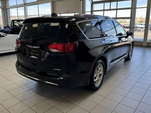 Used 2019 Chrysler Pacifica Limited image 8