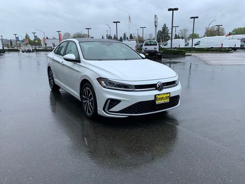 Used 2025 Volkswagen Jetta SE w/ Sunroof Package FWD image 7