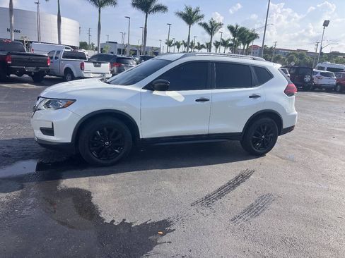 Used 2018 Nissan Rogue SV FWD image 3