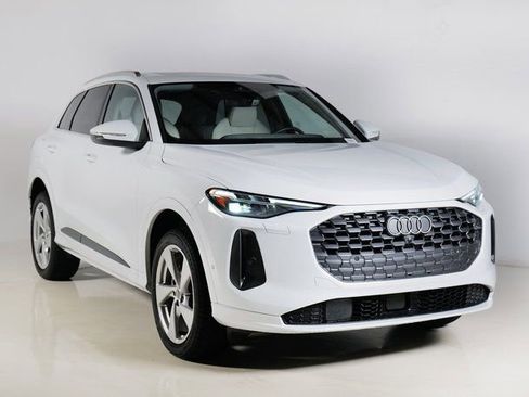 Certified 2025 Audi Q5 Premium Plus w/ Premium Plus image 1