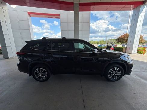 Used 2023 Toyota Highlander XLE AWD/4WD image 6