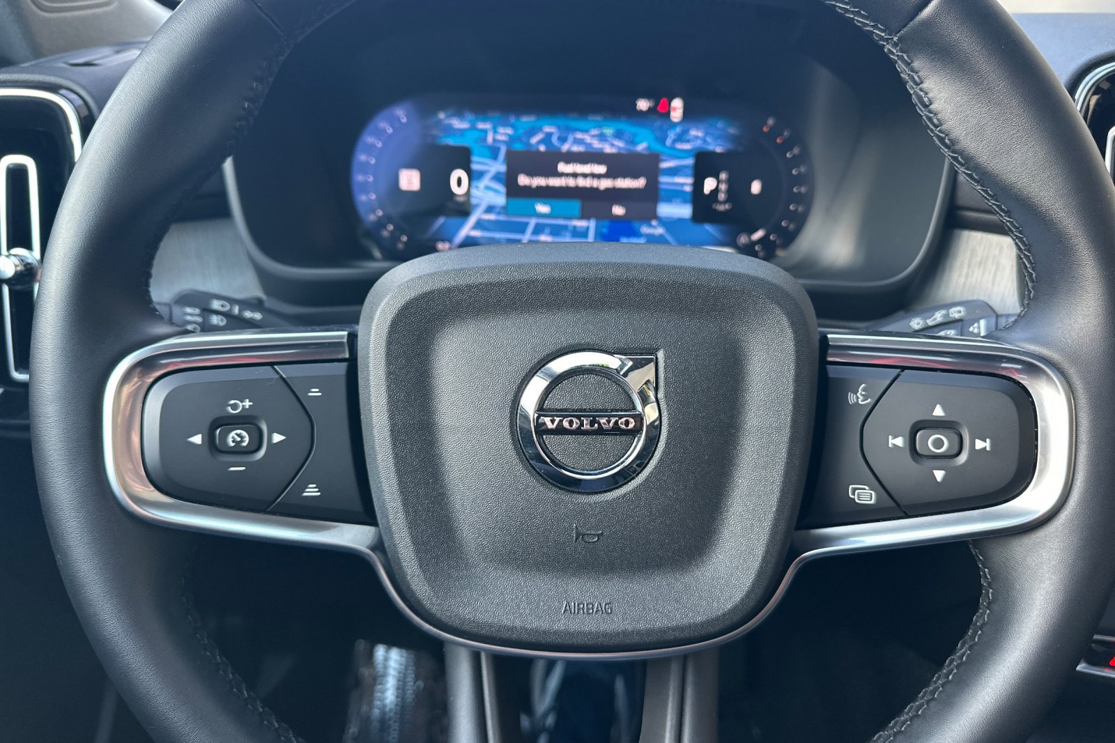 Certified 2025 Volvo XC40 B5 Plus AWD/4WD image 27