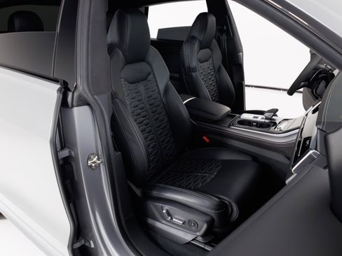 Used 2024 Audi RS Q8 4.0T quattro w/ Black Optic Package image 36