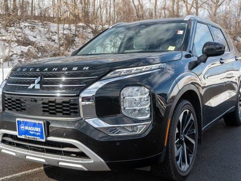Used 2023 Mitsubishi Outlander 4WD Plug-In Hybrid image 2