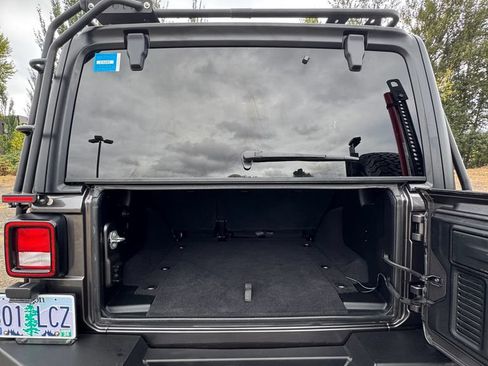 Used 2018 Jeep Wrangler Unlimited Sport S AWD/4WD image 13
