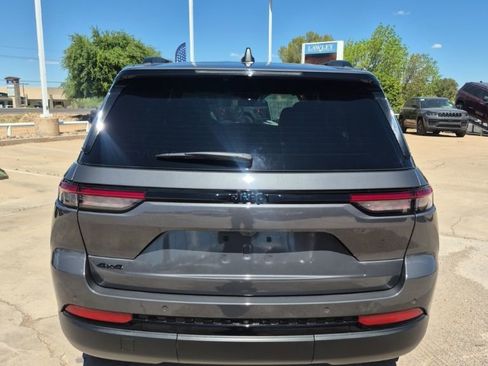 Used 2025 Jeep Grand Cherokee Altitude image 6