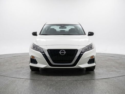 Used 2025 Nissan Altima 2.5 SV FWD image 2