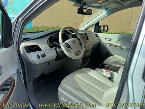 Used 2013 Toyota Sienna XLE image 2