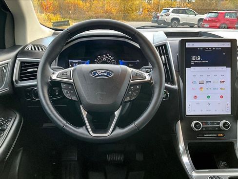 Used 2024 Ford Edge Titanium image 5