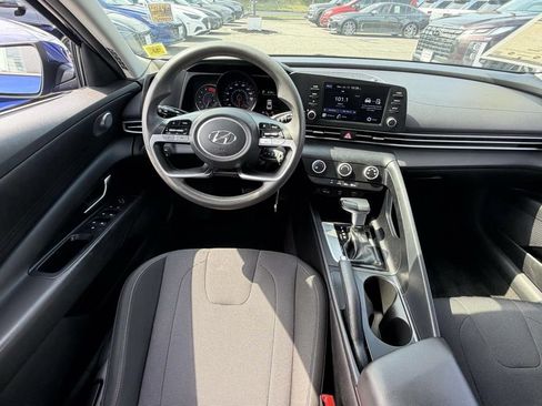 Used 2021 Hyundai Elantra SE FWD image 15