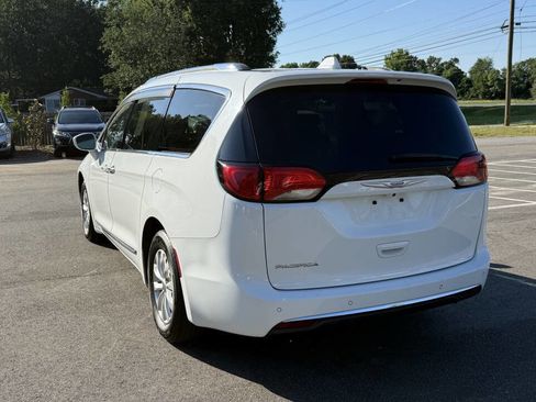 Used 2019 Chrysler Pacifica Touring-L FWD image 5