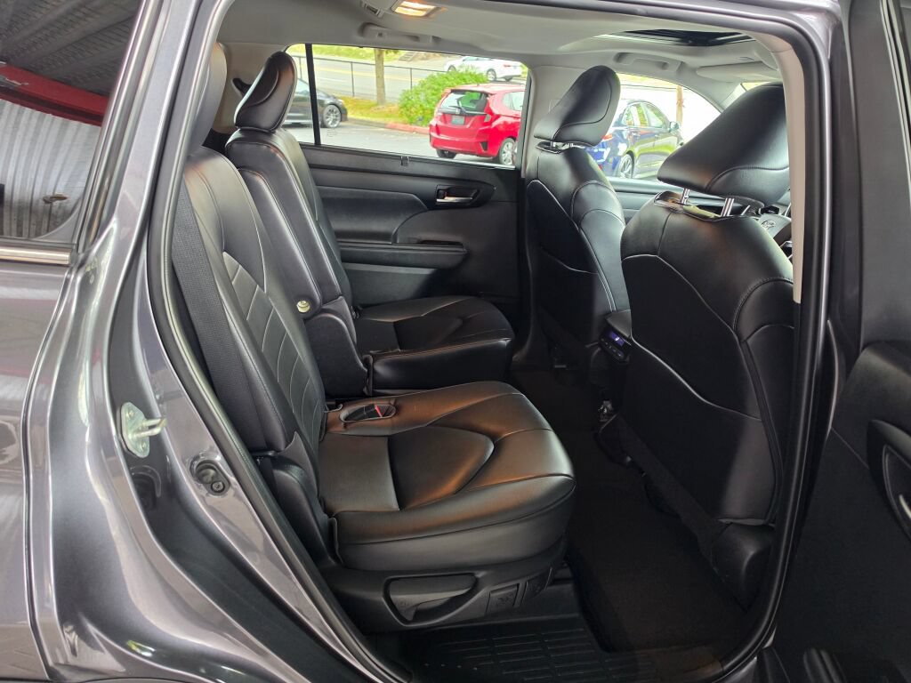 Used 2023 Toyota Highlander XLE AWD/4WD image 12