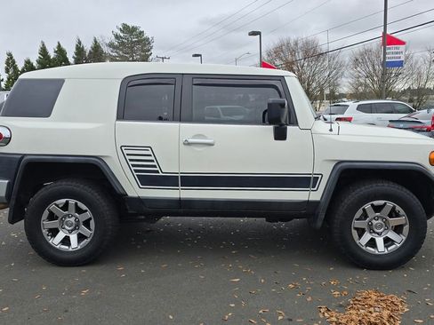 Used 2014 Toyota FJ Cruiser 4WD w/ Convenience Package image 2