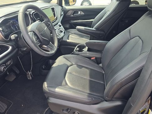 Used 2025 Chrysler Pacifica Select w/ Uconnect Theater Family Group AWD/4WD image 3