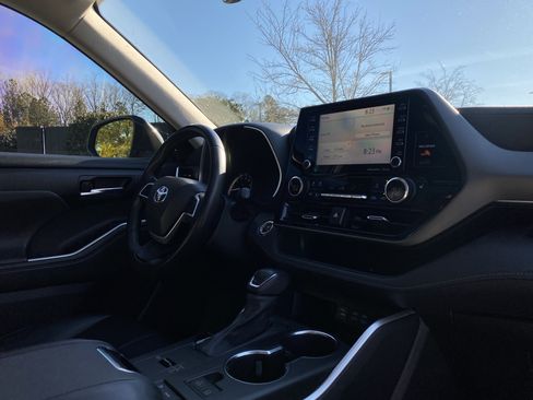 Used 2022 Toyota Highlander XLE image 65