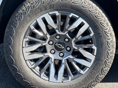 Used 2025 Chevrolet Tahoe Z71 image 41