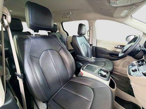 Used 2024 Chrysler Pacifica Limited FWD image 30