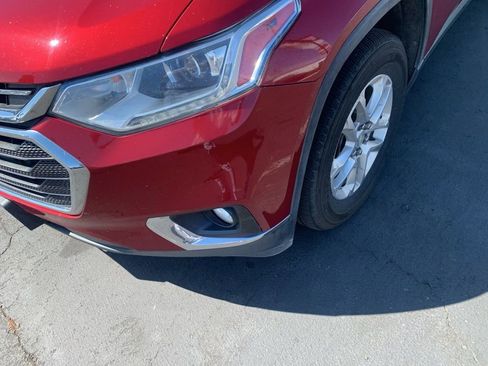 Used 2021 Chevrolet Traverse LT image 2